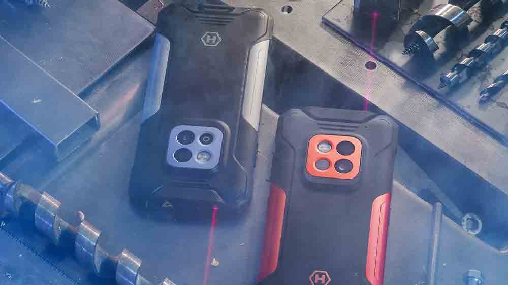 Dva telefóny myPhone HAMMER medzi náradím s laserovým diaľkomerom_05