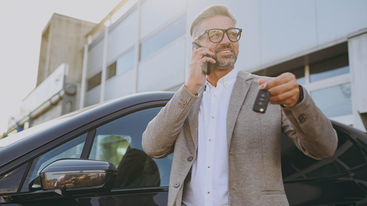Muž u automobilu telefonuje