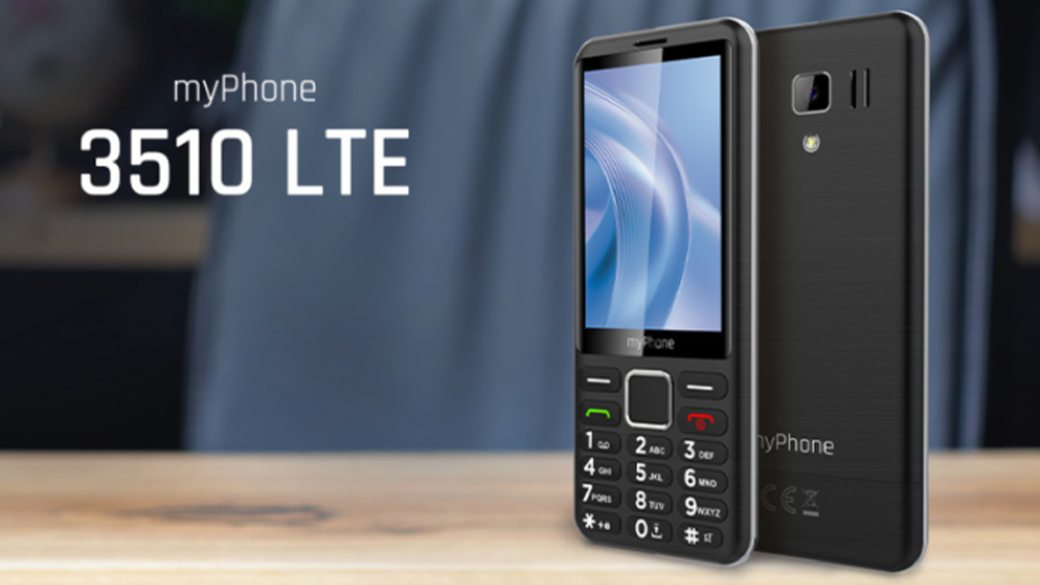 Tlač&iacute;tkov&yacute; mobiln&iacute; telefon MyPhone 3510 LTE čern&yacute; na stole