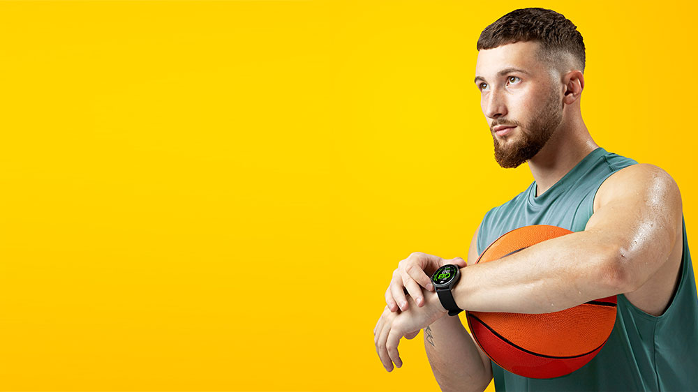 Mladý muž hrající basketbal s hodinkami Niceboy Pixel 2_03