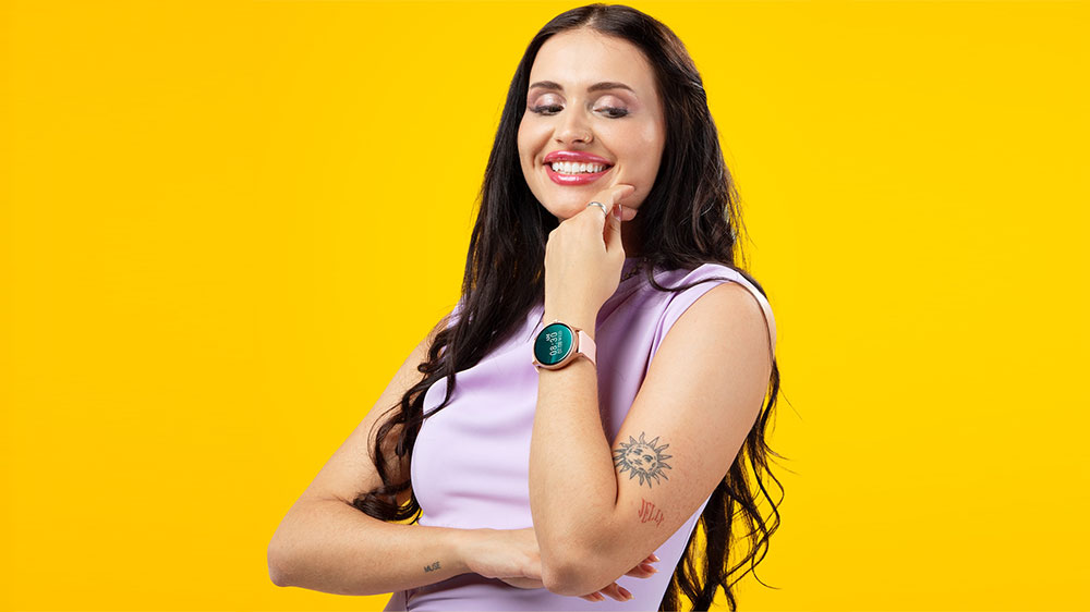 Veselá žena pózuje s hodinkami Niceboy Pixel 2 Rose Gold_02