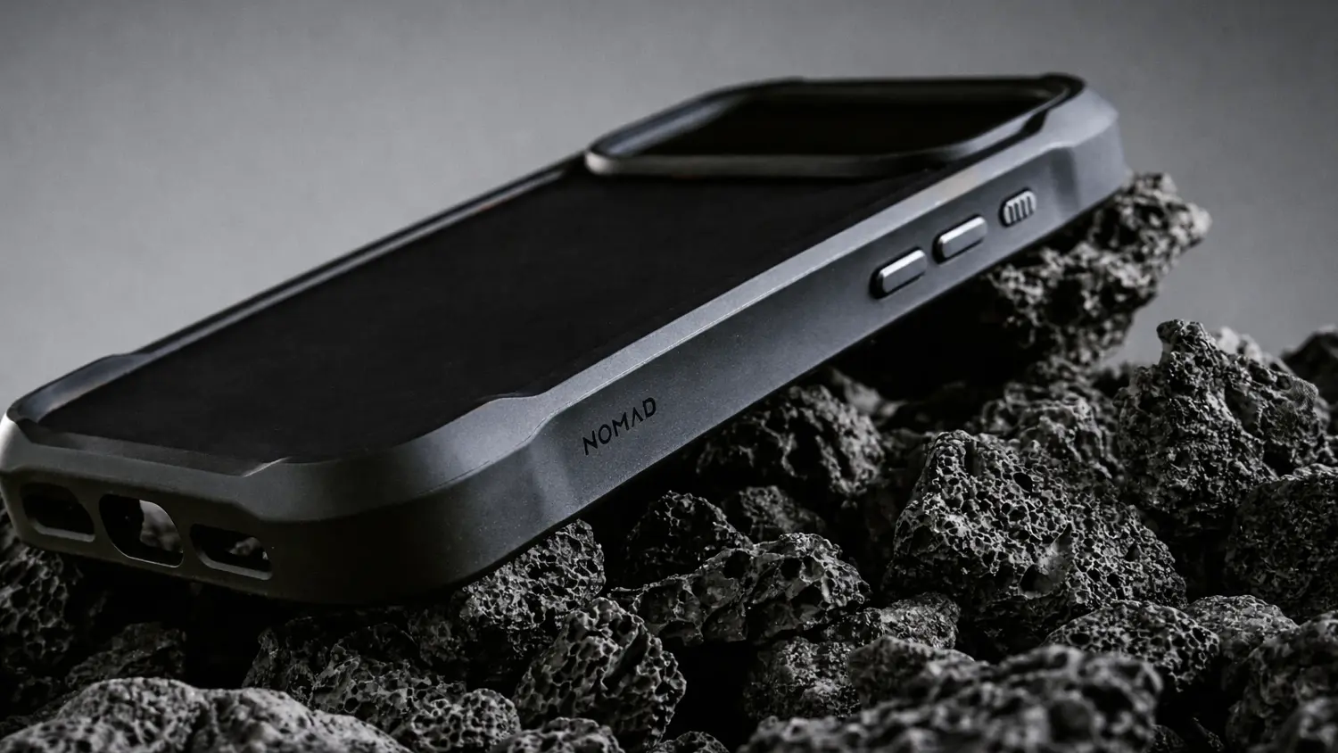 Kryt Nomad Modern Case položen&yacute; na vulkanick&yacute;ch kameňoch