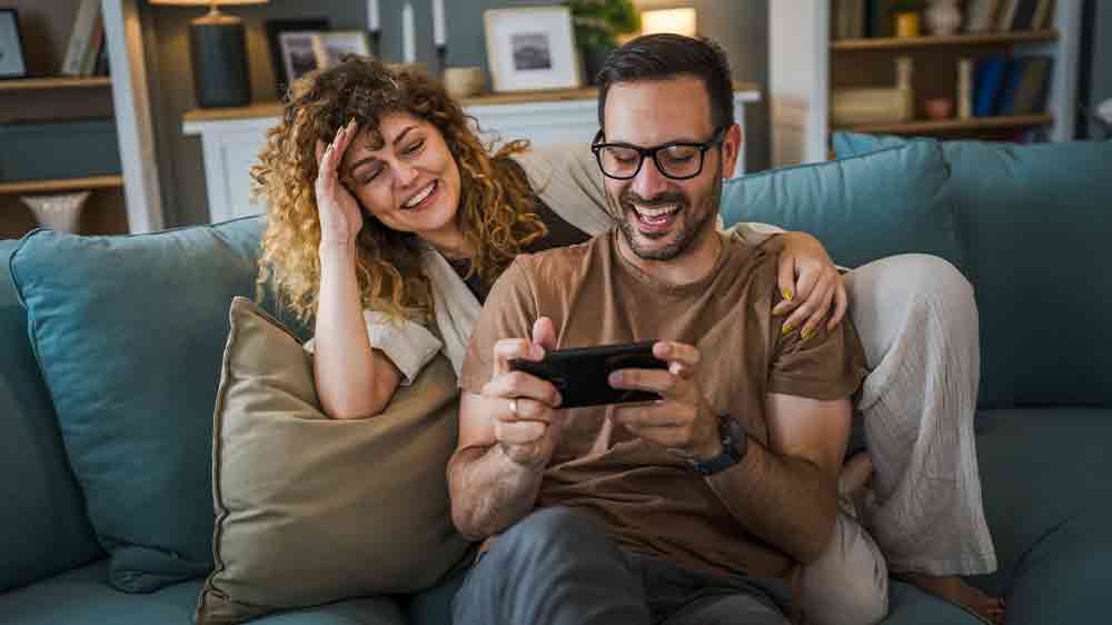 Muž hraje hry na telefonu_03