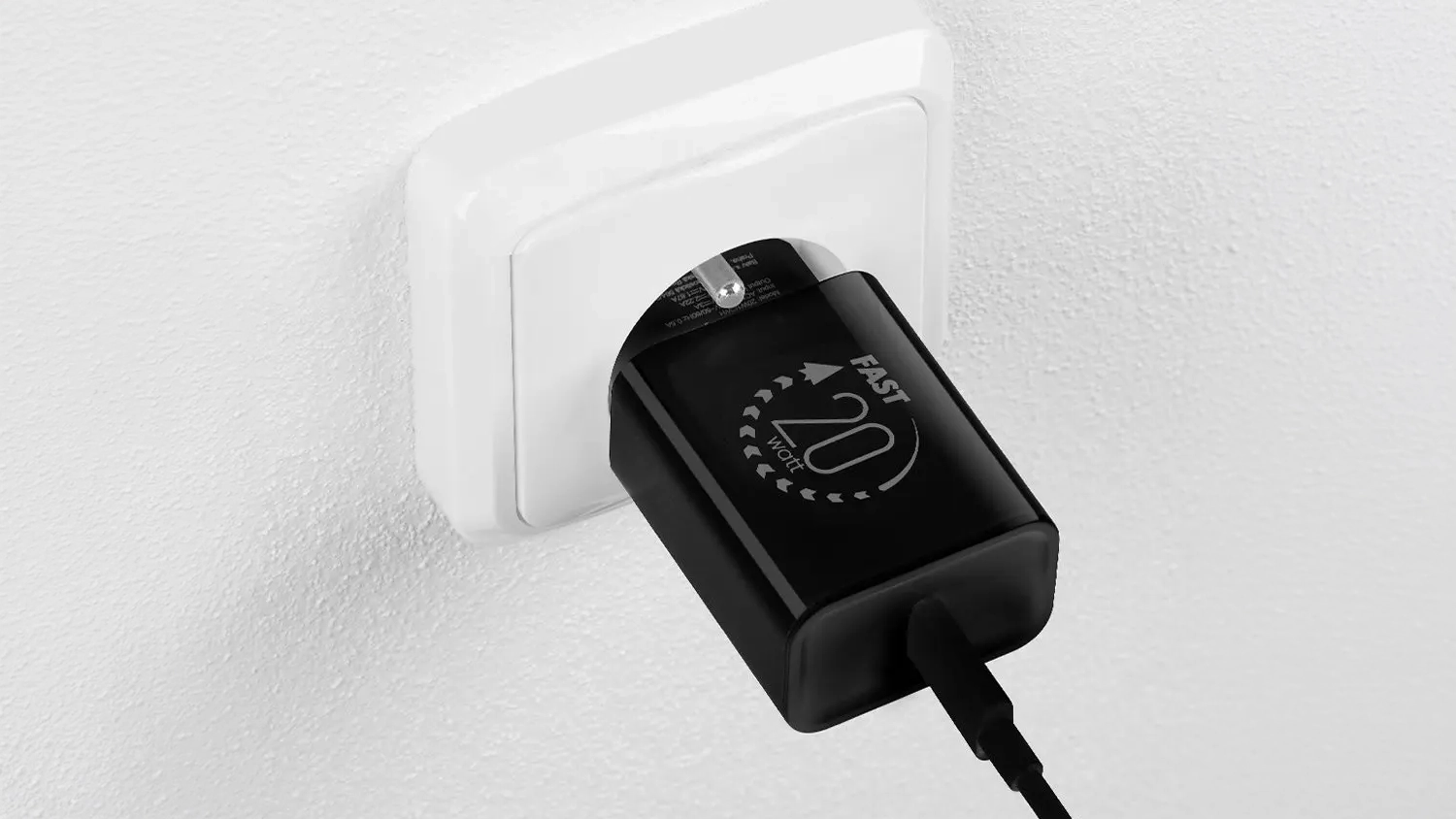 Nab&iacute;jec&iacute; adapt&eacute;r OBAL:ME USB-C 20W čern&yacute; zapojen&yacute; v elektrick&eacute; z&aacute;suvce