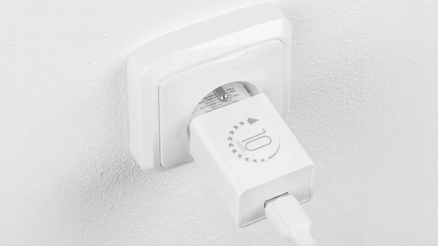 Nabíjecí adaptér OBAL:ME USB-A 10W bílý zapojený do elektrické zásuvky