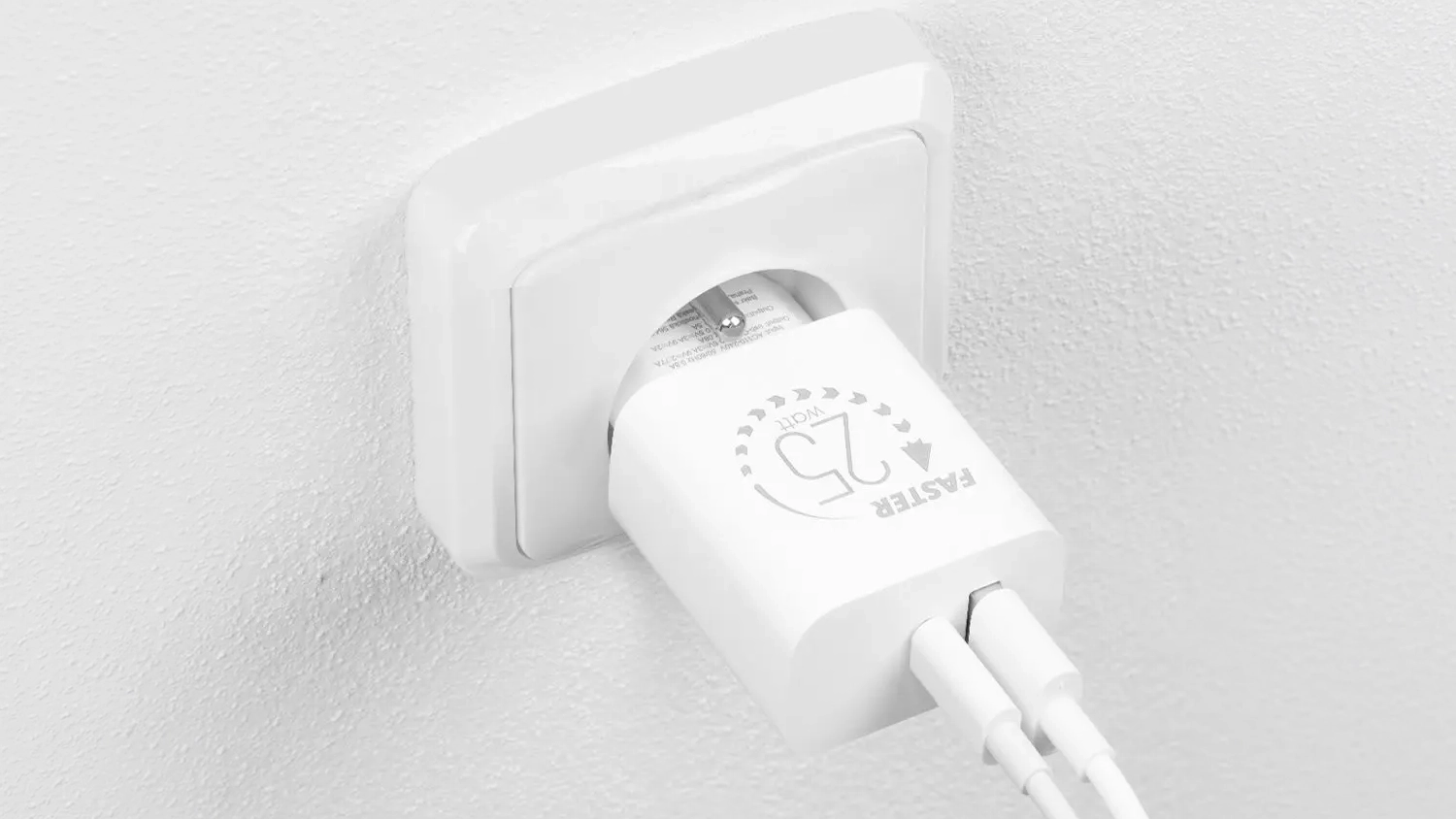 Nap&aacute;jec&iacute; adapt&eacute;r OBAL:ME USB-A + USB-C 25W b&iacute;l&yacute; zapojen&yacute; do elektrick&eacute; z&aacute;suvky