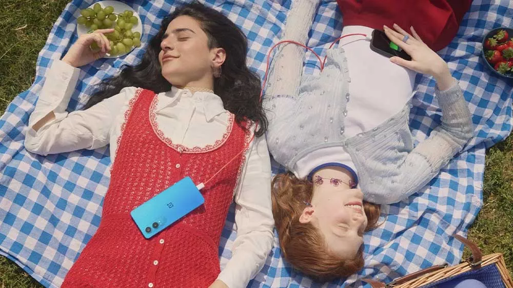 Dívky na dece nabíjejí mobilní telefon OnePlus Nord CE4 Lite 5G Silver_02