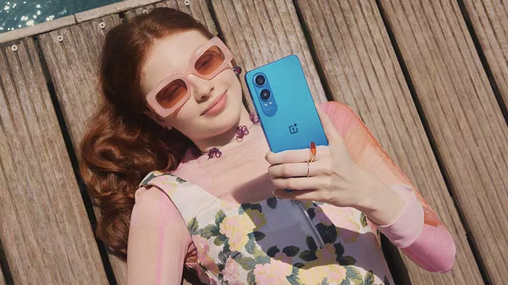 Dívka fotí selfie mobilním telefonem OnePlus Nord CE4 Lite 5G Silver_04