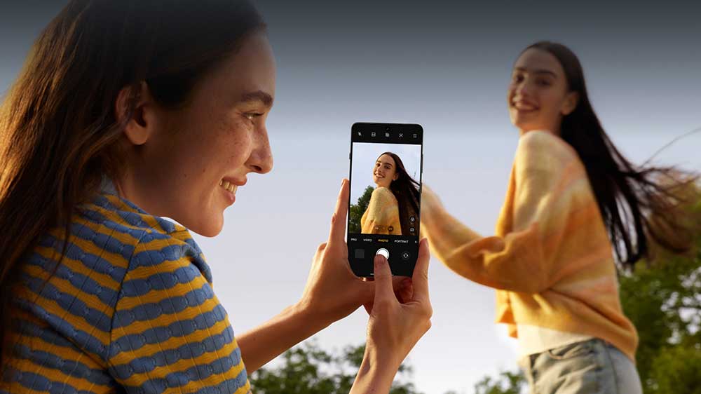 Dívka fotografující slečnu s OnePlus 13R_03