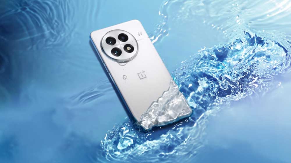 Chytrý telefon OnePlus 13R ve vodě_04