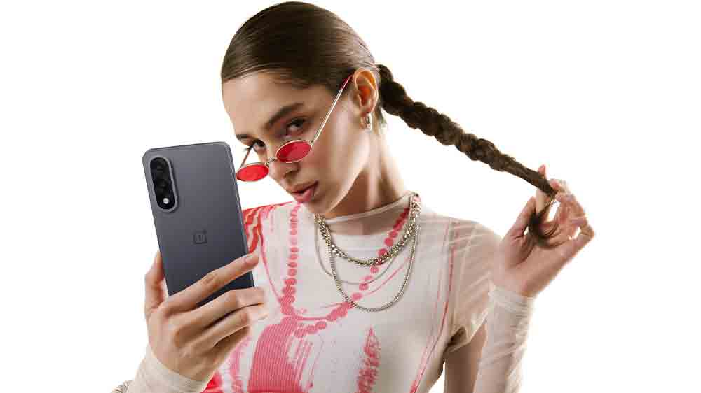 Žena děl&aacute; selfie s mobilem OnePlus Nord 5