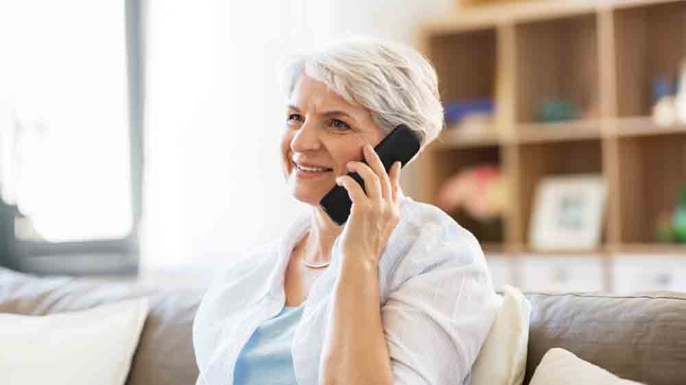 Seniorka použ&iacute;vaj&iacute;c&iacute; digit&aacute;ln&iacute; bezdr&aacute;tov&yacute; telefon Panasonic KX-TGU110FX_02