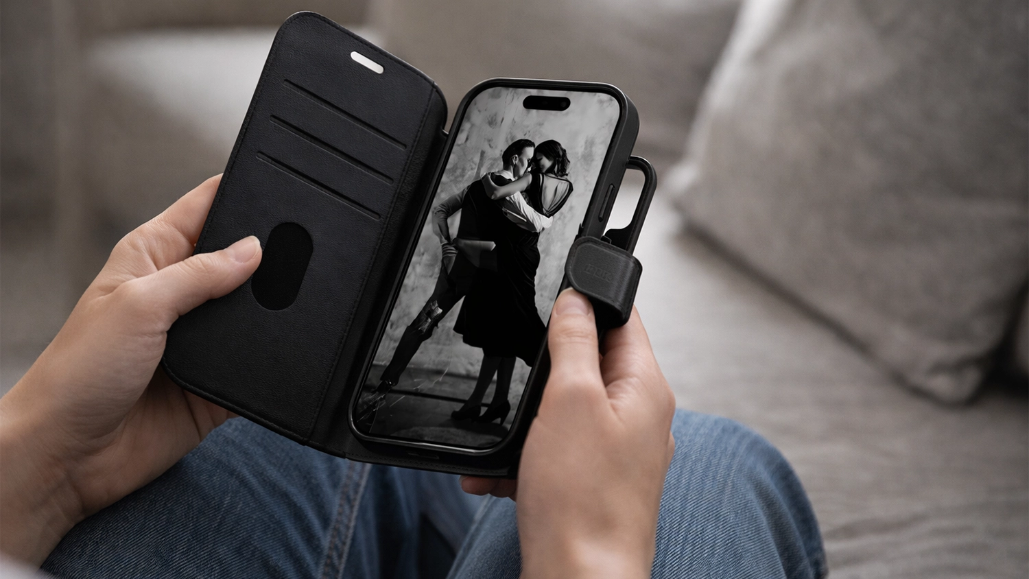 Ruky držia telefón v puzdre Panzer Glass Wallet Tango 2v1