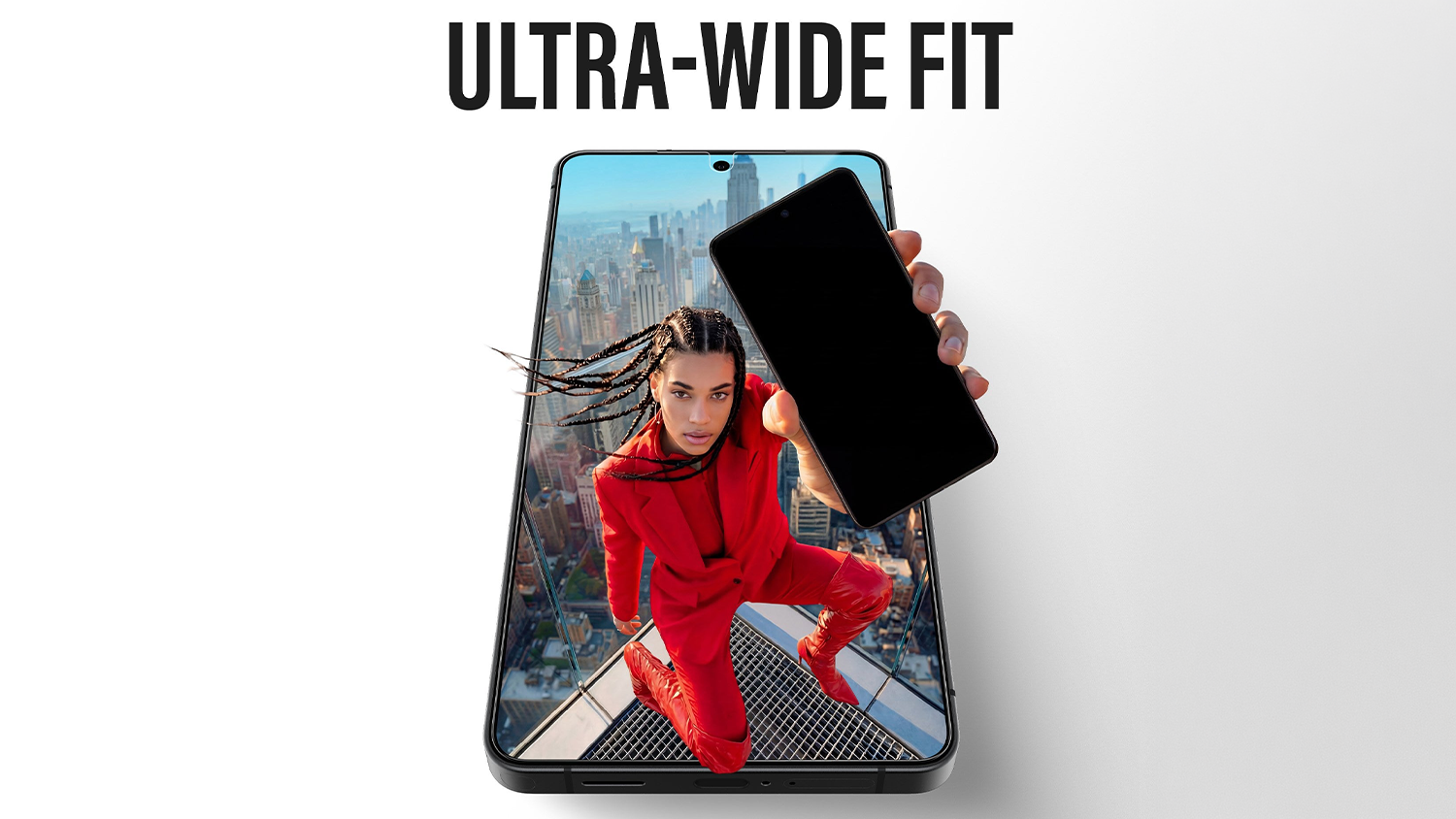 Žena drží telefón s ochranným sklom ultra wide v ruke