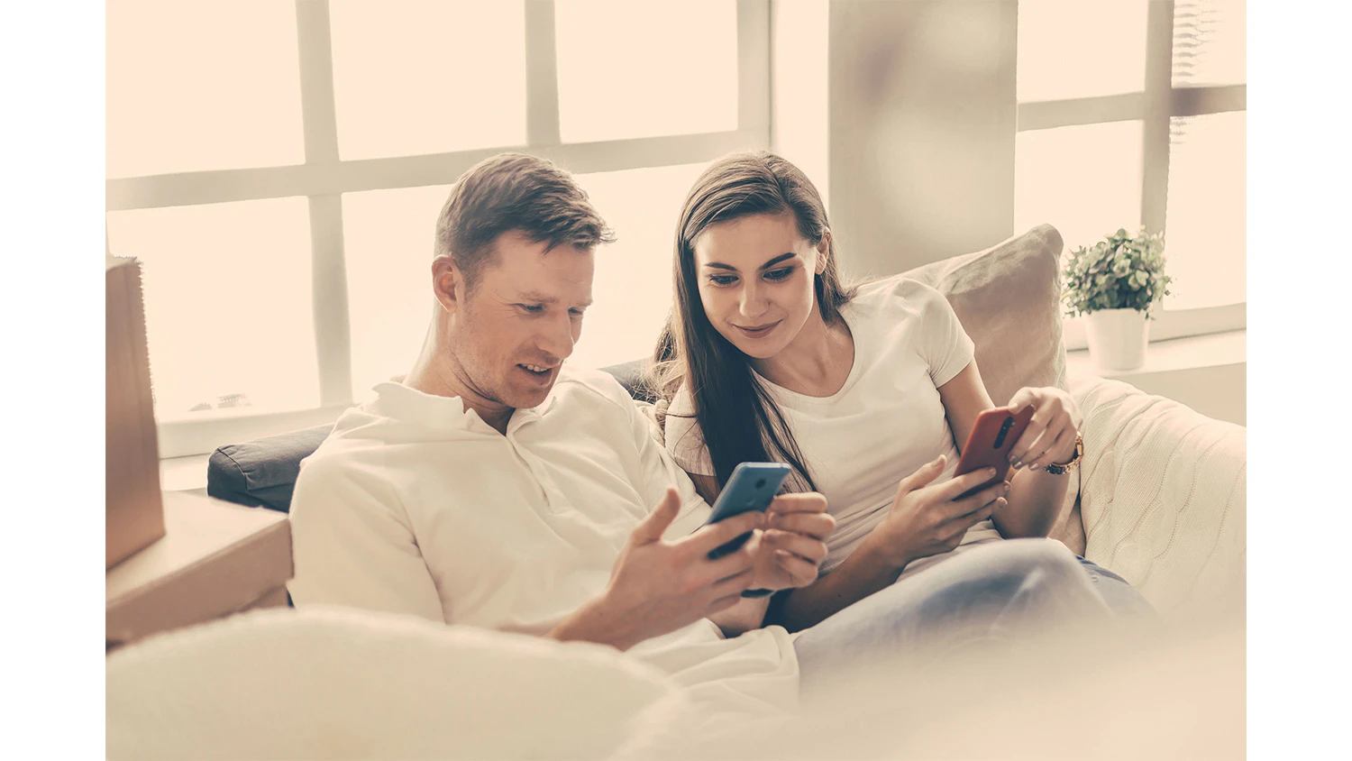 Muž a žena, kteř&iacute; se d&iacute;vaj&iacute; do telefonu