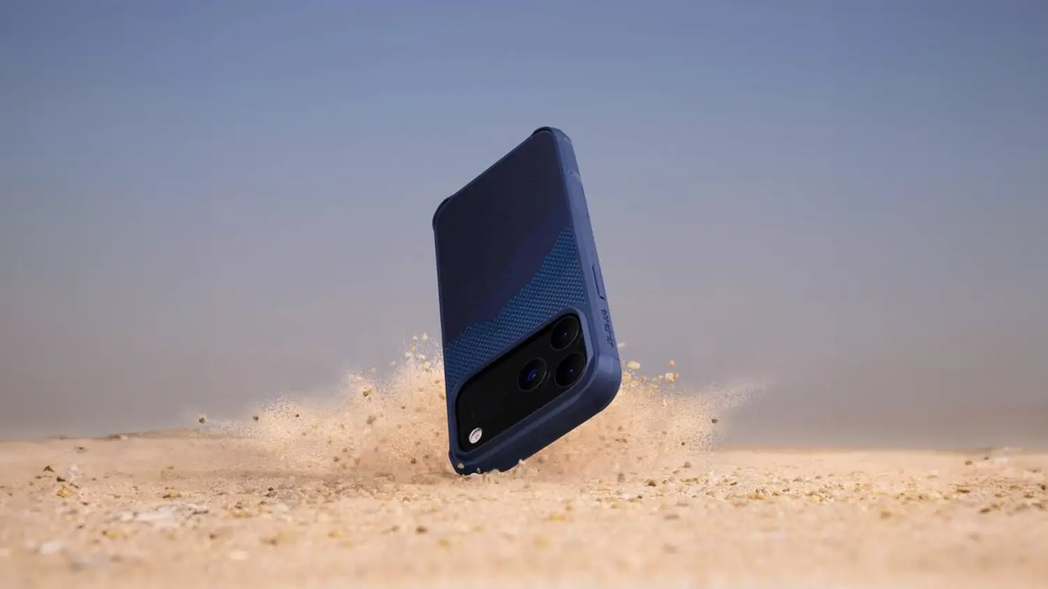 Test odolnosti: iPhone 17 Pro v krytu na mobil Pitaka Aramid ProGuard Max Black/Grey padající na zem