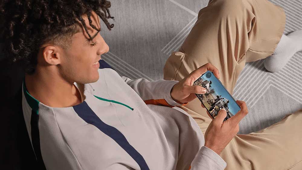 Chlapec hrající hry na mobilním telefonu Poco X7 Pro 5G 8 GB/256 GB _03