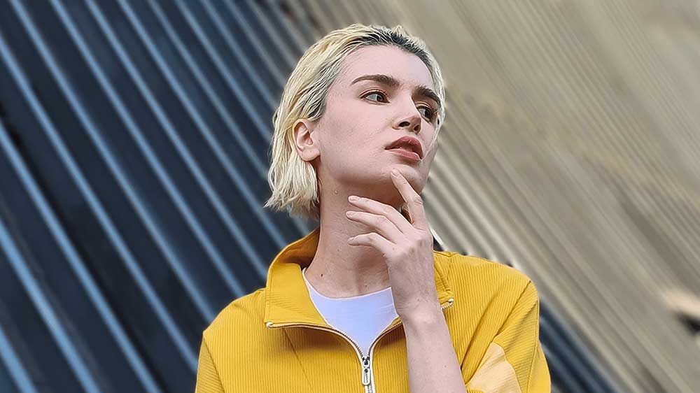 Mobilní telefon Poco X7 8 GB/256 GB a fotografie mladé ženy _05