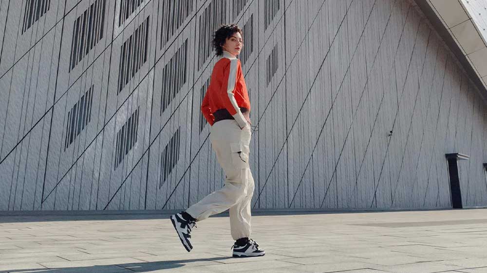 Mobilní telefon Poco X7 Pro 5G 6 GB/128 GB fotografie mladé ženy při chůzi_05