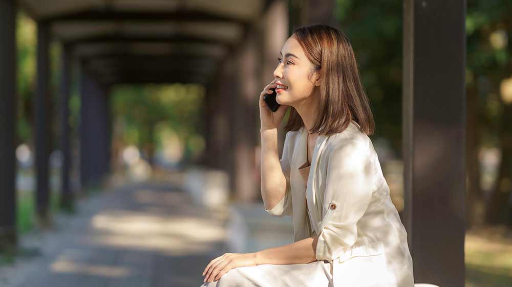 Telefonuj&iacute;c&iacute; žena_04