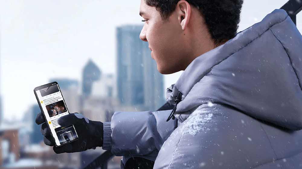 Mladík přehrává video na mobilním telefonu Poco F7 Ultra 16 GB/512 GB Black_04