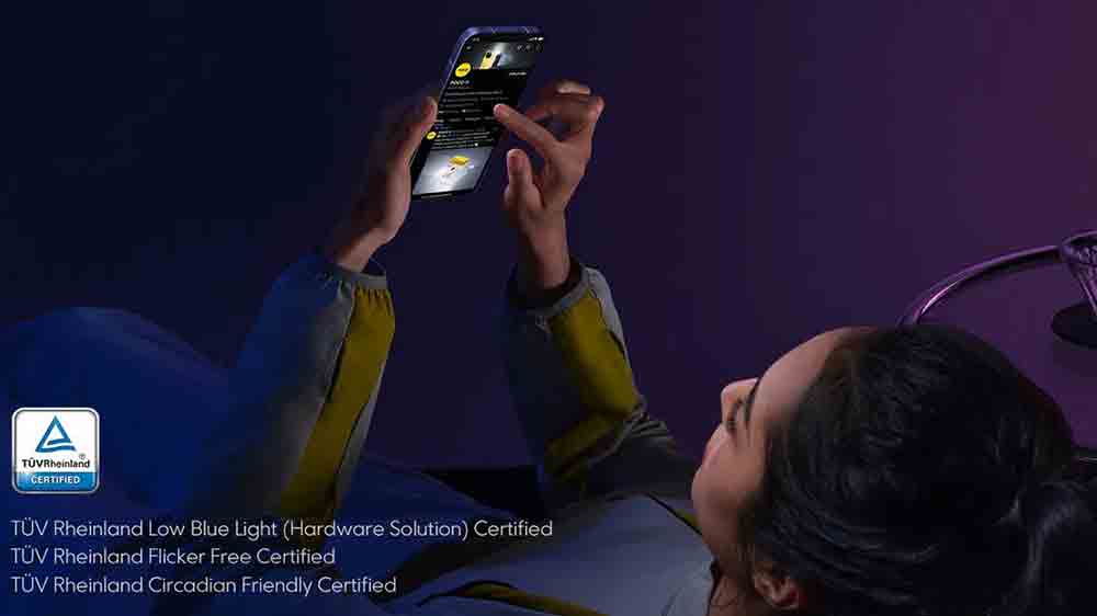 Žena scrolluj&iacute;c&iacute; na telefonu POCO F7_03