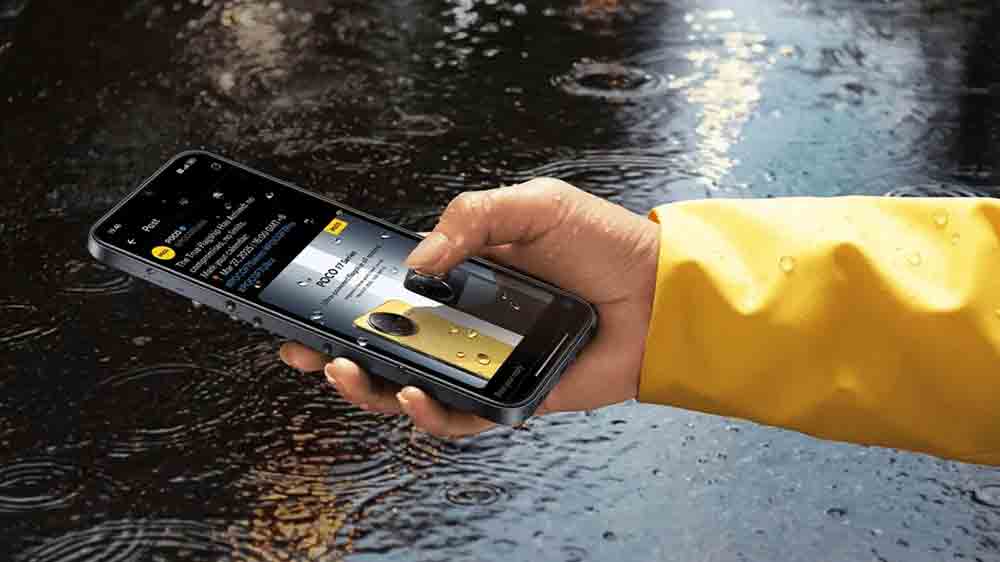 Žensk&yacute; ruka ovl&aacute;da smartf&oacute;n POCO C85 6/128GB v daždi_02