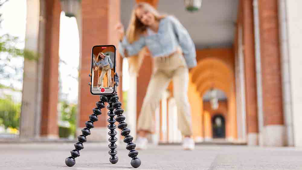 D&iacute;vka, kter&aacute; se nat&aacute;č&iacute; na mobiln&iacute; telefon na ulici_03