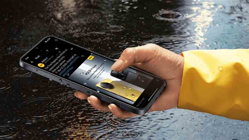 Člověk s telefonem Poco C85 v de&scaron;ti_02