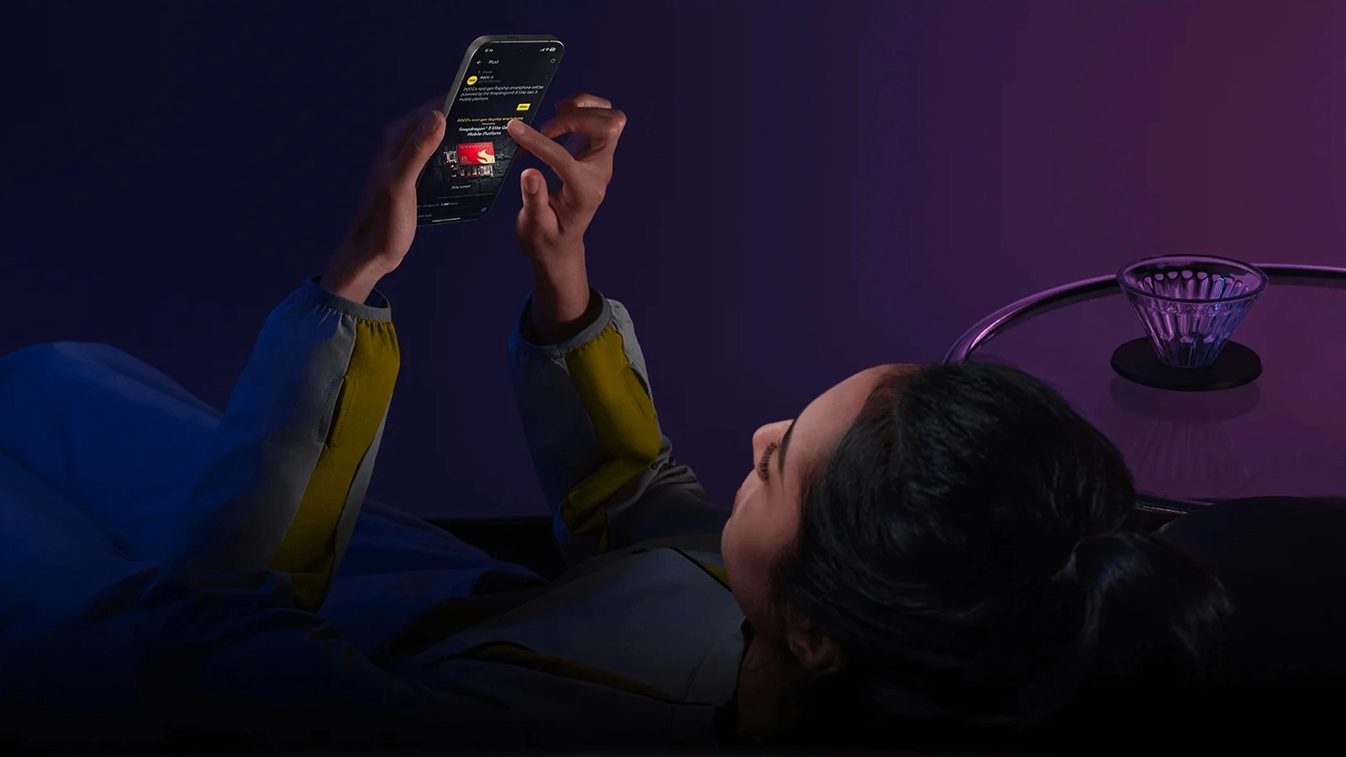 Žena scrolluje na mobilním telefonu POCO