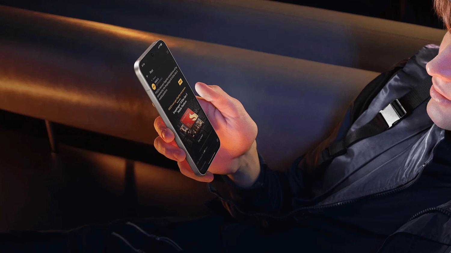 Člověk drží v ruce mobilní telefon POCO F8 Ultra