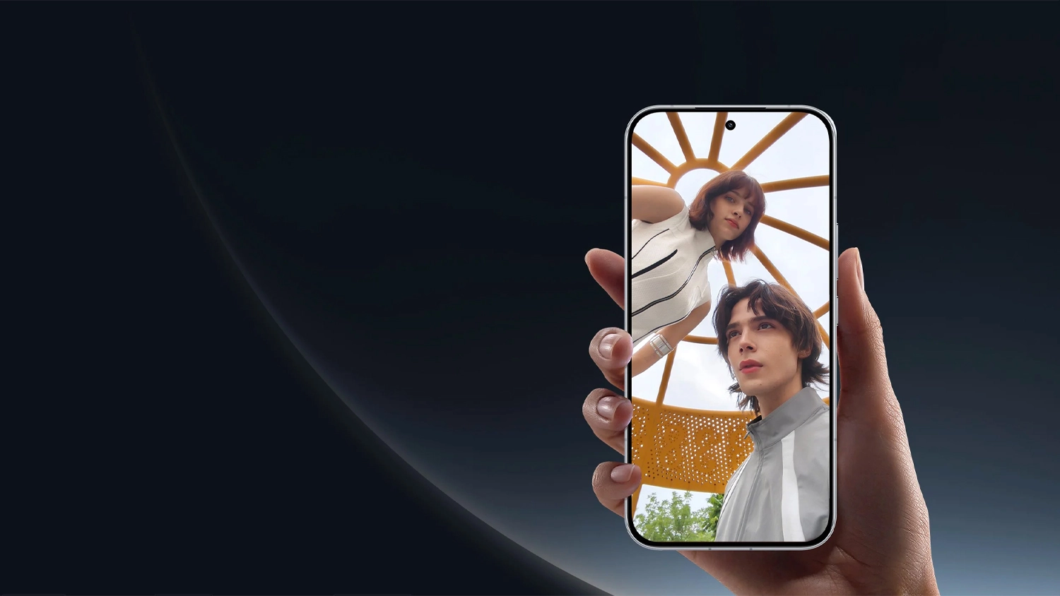 Muž a žena na displeji mobilního telefonu