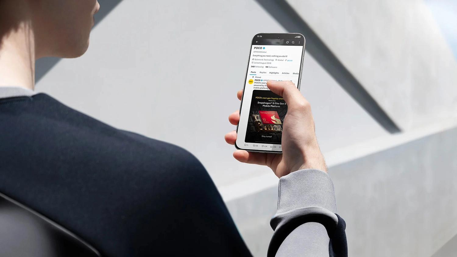 Člověk scrolluje na mobilním telefonu POCO F8 Ultra