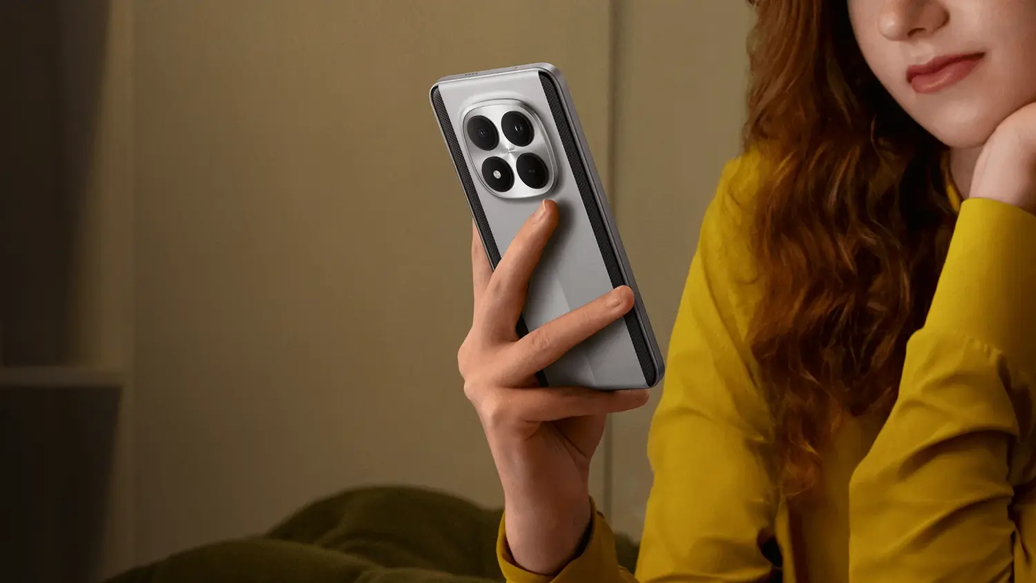 Žena d&iacute;vaj&iacute;c&iacute; se do telefonu POCO M8 5G