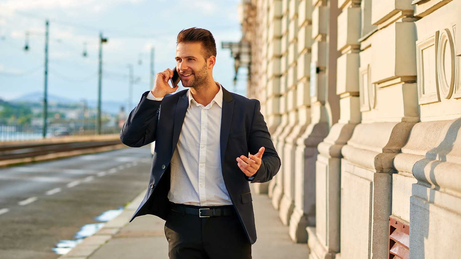 Mladý muž telefonuje na ulici