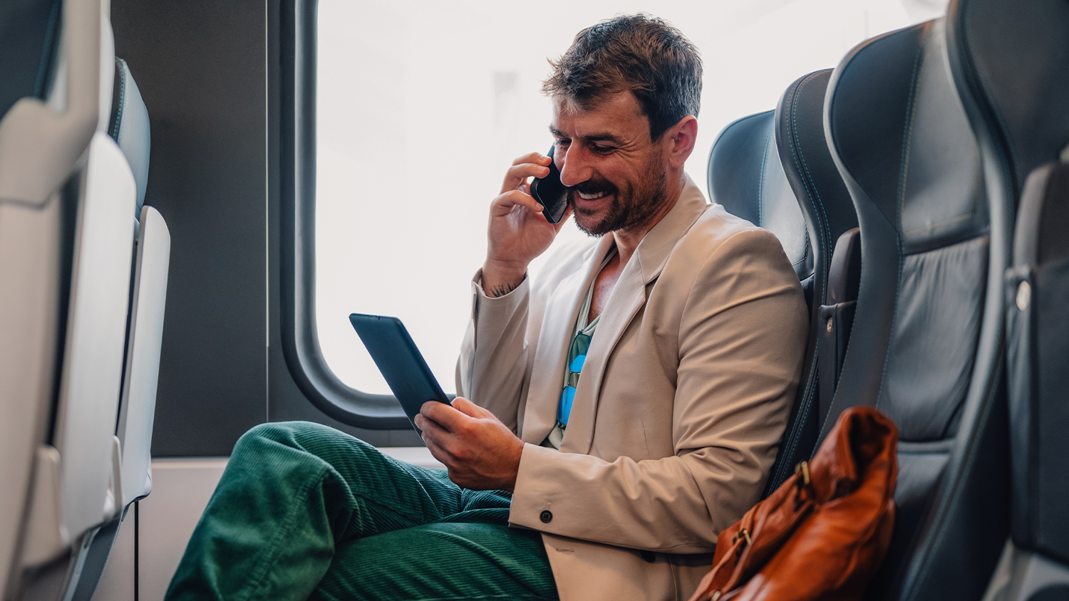 Muž telefonující ve vlaku