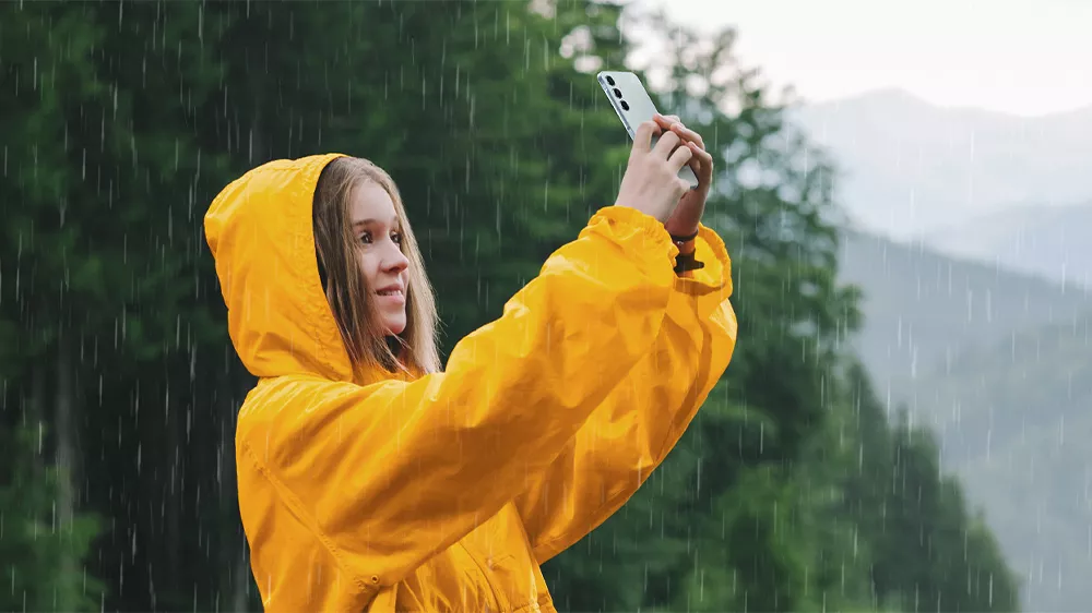 Focen&iacute; v de&scaron;ti d&iacute;ky odolnosti IP67 s telefonem Samsung Galaxy A55 5G 8/128GB Yellow_11