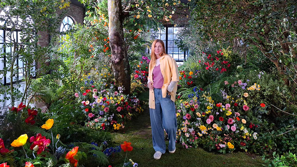 Dívka v květinové zimní zahradě_04