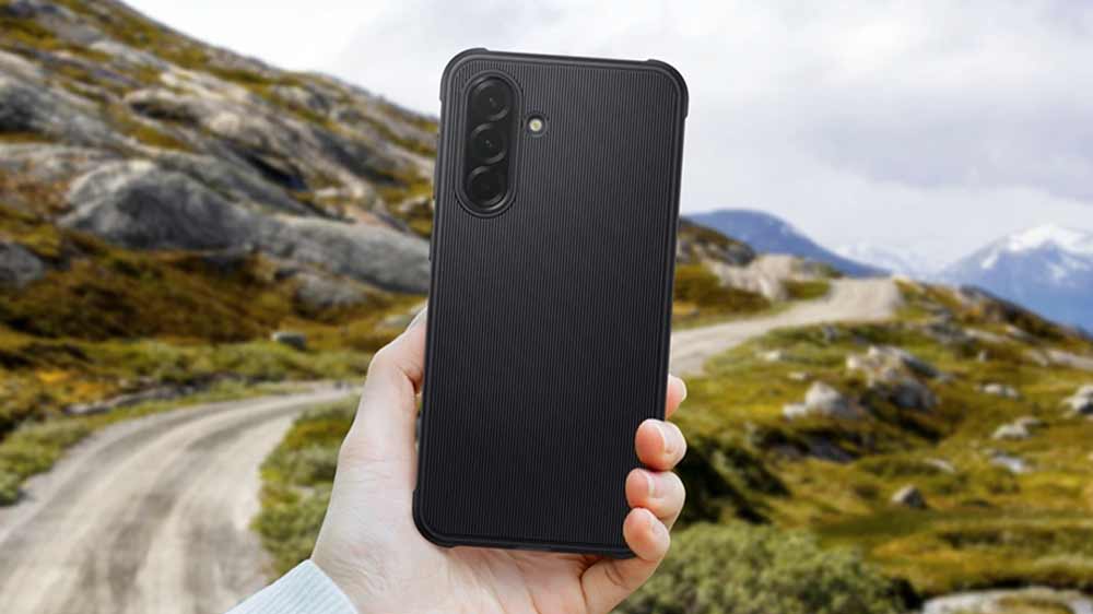 Ruka drží zadní kryt na mobil Samsung Rugged Case Galaxy A36, Black_02