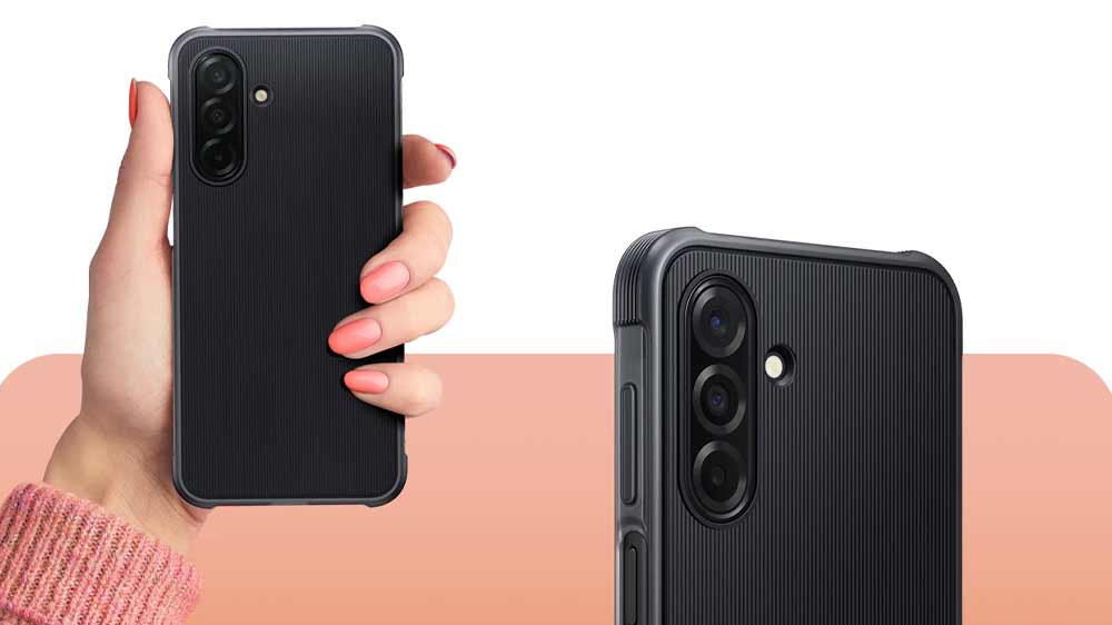 Ženská ruka drží zadní kryt na mobil Samsung Rugged Case Galaxy A26, Black_02