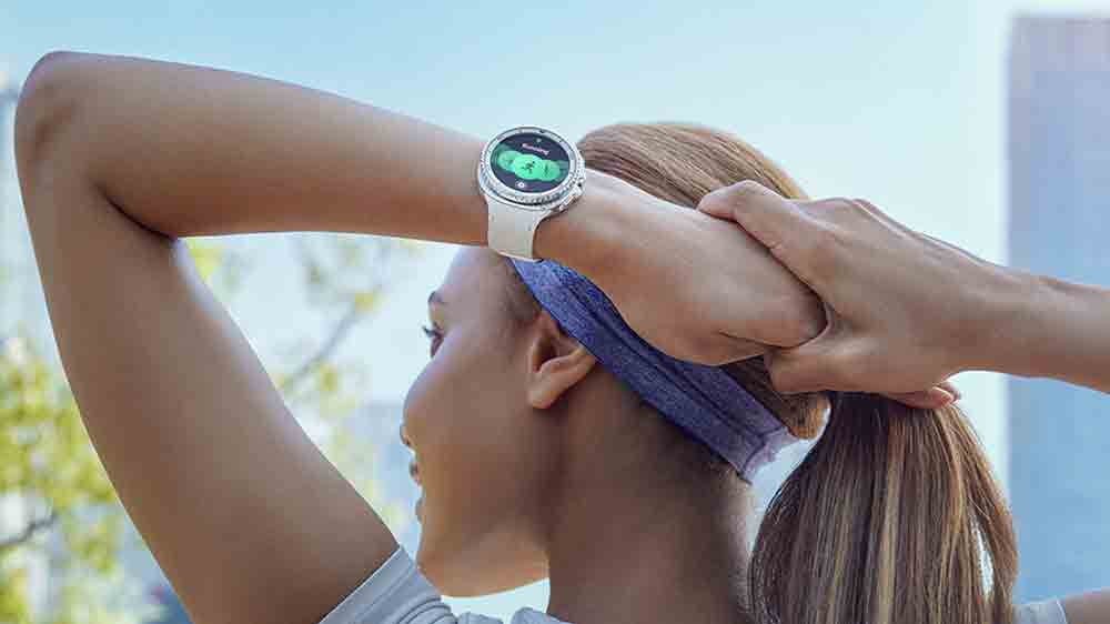 Žena cvičí s Galaxy Watch8 na ruce_03