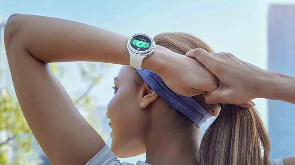 Žena cvič&iacute; s hodinkami Galaxy Watch8 na ruce_03