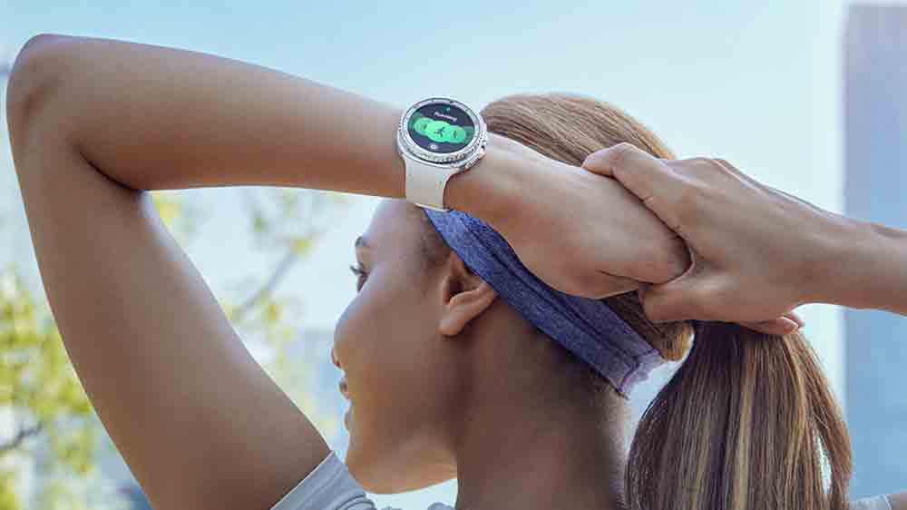 Žena sportuje s hodinkami a sportovním řemínkem Samsung_03