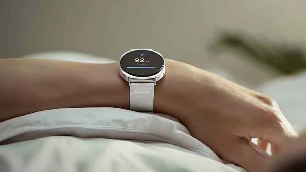 Žena s hodinkami a remienkom Samsung Fabric Band na ruke_02