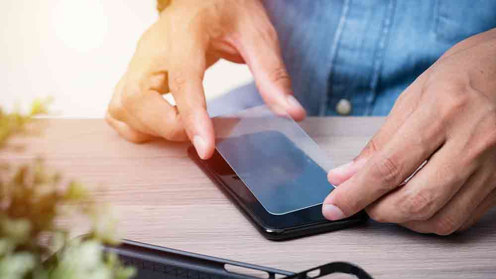 Muž nahrazuje rozbité tvrzené sklo_02