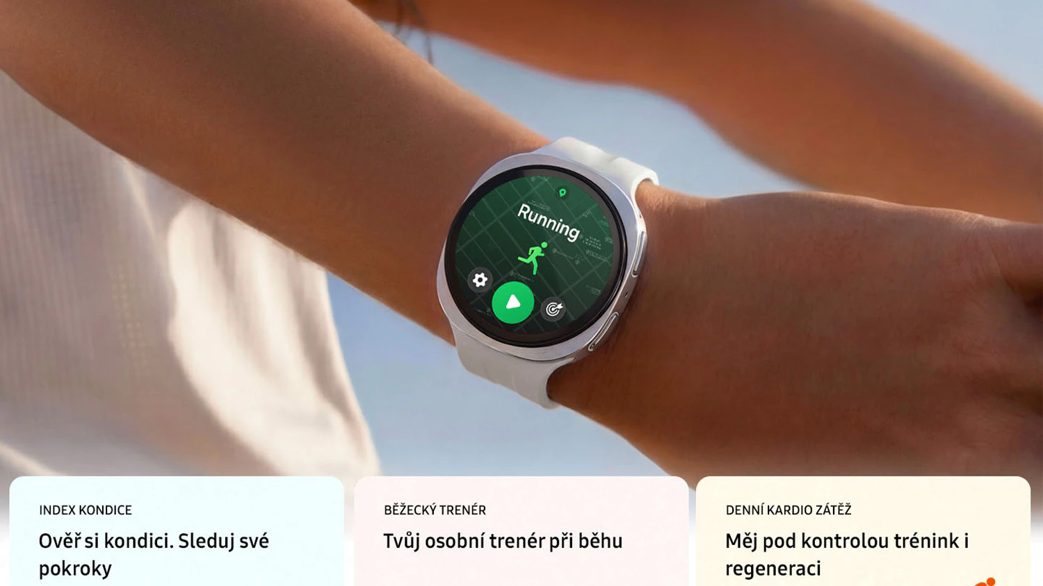 Smart hodinky Samsung Galaxy Watch9 na z&aacute;p&auml;st&iacute; a pod nimi infografika tr&eacute;ningu