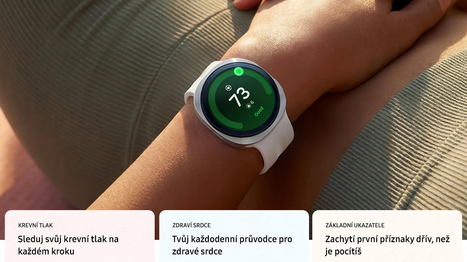 Smart hodinky Samsung Galaxy Watch9 na z&aacute;p&auml;st&iacute; a pod nimi infografika biometrick&yacute;ch &uacute;dajov