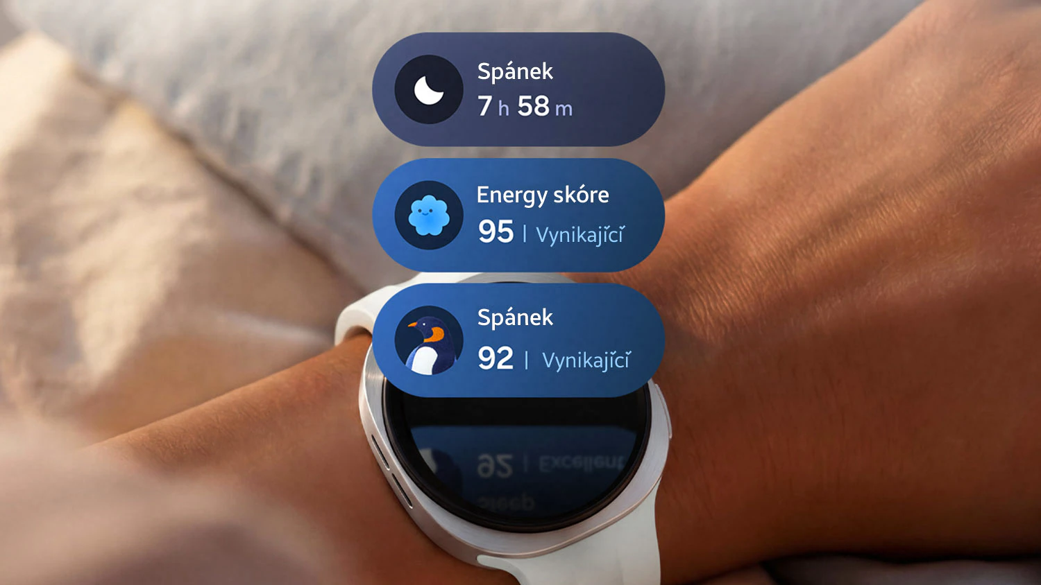Smart hodinky Samsung Galaxy Watch9 na z&aacute;p&auml;st&iacute; a pod nimi infografika Energy sk&oacute;re, Sp&aacute;nkov&eacute;ho kouča a sp&aacute;nkov&eacute;ho apnoe