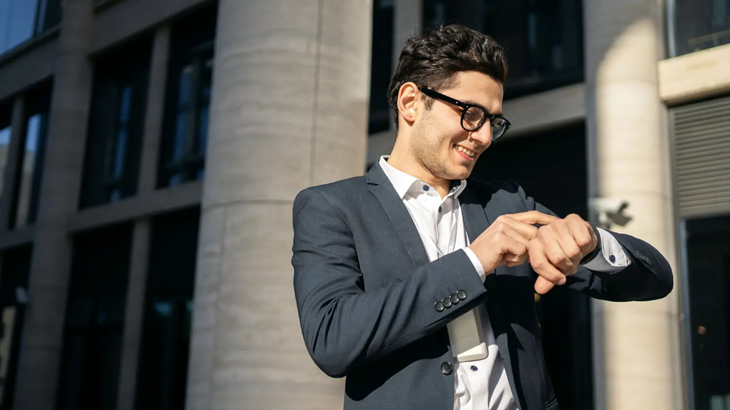 Muž v obleku si kontroluje hodinky Dark-haired Financier Glasses Uses Looks Display Stock fotografie 2364220159 | Shutterstock