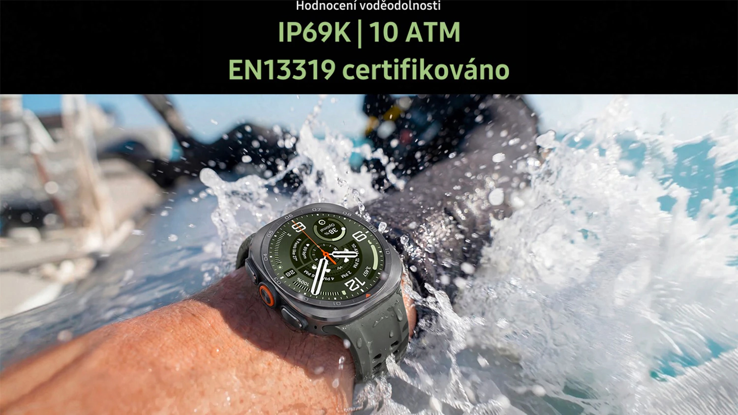Ruka so smart hodinkami Galaxy Watch Ultra2 v pr&uacute;de vody